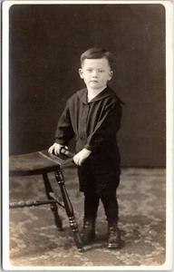 Junger Junge unbekannt Studio echtes Foto Vintage Postkarte unveröffentlicht RPPC - Bild 1 von 2