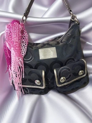 Bolso Hobo Coach Coach Signature Satén Bolsillo en Negro y Plata Sprakler Foto 1 de 4