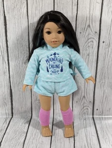 Muñeca American Girl Corinne Tan Girl del año 2022 usada en excelente estado pijama - Imagen 1 de 8