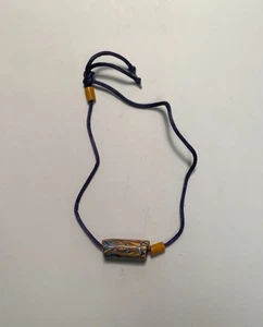 Blaue Kordelkette mit einem bunten Anhänger in Cylanderform - Bild 1 von 2