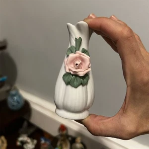 Vintage Mini Porcelain Vase with Raised Pink Rose Floral Design - Imagen 1 de 10