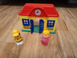 Vintage l3 pc lot Preschool Pretend Play 3+ School House 2 figurines Open Doors - Picture 1 of 2