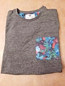 CAMISETA GRIS ON THE BYAS CON BOLSILLO FLORAL TALLA S - Imagen 1 de 4