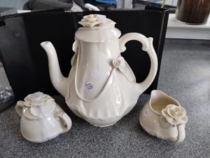 Paper Windows USA Pottery Tea pot White With Applied White Rose Flowers RARE - Picture 1 of 6