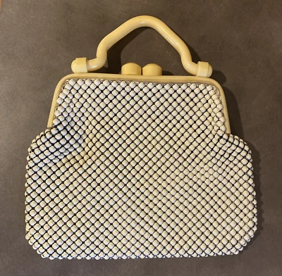 Cartera de alta costura con espejo Whiting Davis malla blanca mango baquelita años 30 malla de aluminio Foto 1 de 4