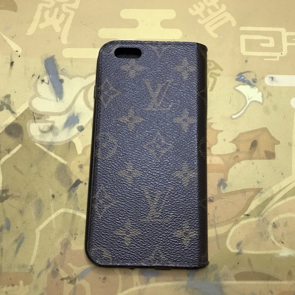 Funda Louis Vuitton con monograma para iPhone - Excelente Foto 1 de 4