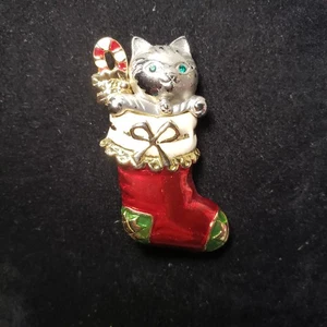 Broche prendedor vintage Danecraft gatito gato gatito esmalte medias de Navidad con caja - Imagen 1 de 7
