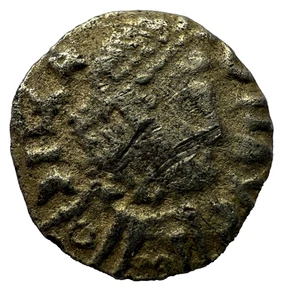 Early Anglo-Saxon pale gold shilling - Picture 1 of 2