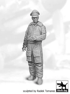 Black Dog 1/32 German Luftwaffe Fighter Pilot WWII #2 Standing wCigarette F32170 - Picture 1 of 1