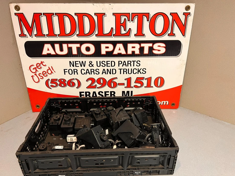 LOT OF CHRYSLER DODGE JEEP KEY FOB IGNITION SWITCH CONTROL MODULES Foto 1 de 4