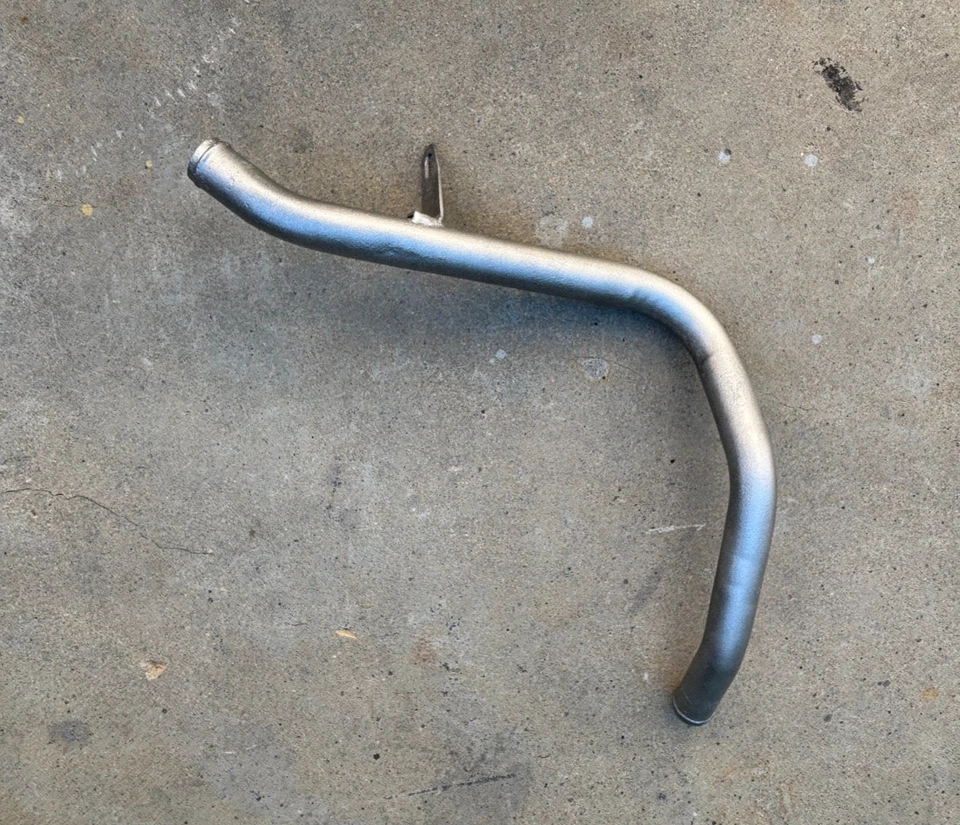 PIEZAS DETOMASO PANTERA 71-74: TUBO DE REFRIGERACIÓN INFERIOR TRASERO Foto 1 de 1