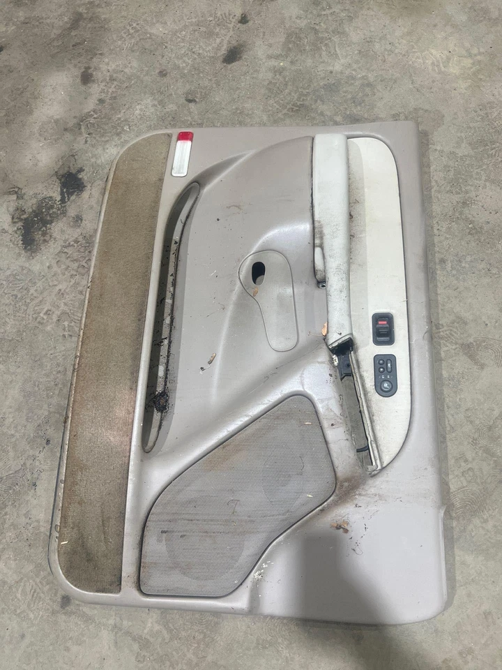 2001 2002 CHEVY SUBURBAN 1500 Front Door Trim Panel Left TRIM CODE = 52I Foto 1 de 1