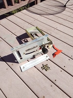 Sierra de mesa Makita 2708 - Lote de asas de montaje placa de identificación Trunion ver fotos  Foto 1 de 4