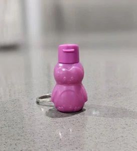 Tupperware Schlüsselanhänger Öko Flasche lila Pinguin Schlüsselanhänger Sammlerstück Neu - Bild 1 von 3