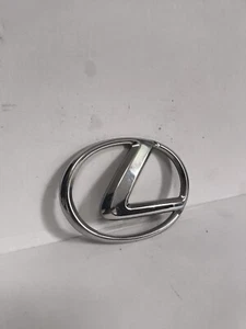 LEXUS IS220d 06-11 FRONT GRILL LOGO BADGE 90975-02080 - Picture 1 of 4