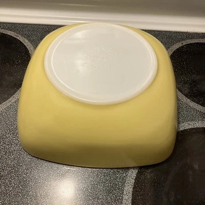 PYREX 525B-025 Primary Yellow 2 1/2 Qt. Square Hostess Bowl - Image 1 of 4