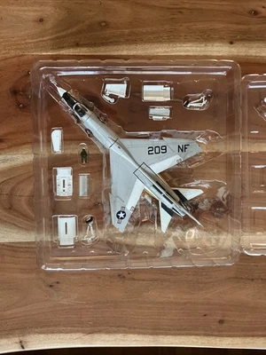 Century Wings: F-8E Crusader US Navy VF-53 Iron Angels NF209 1967 1:72 Foto 1 de 4