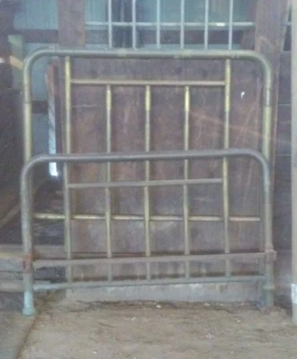 Cabecero y pie de cama de latón antiguo **Para restauración** Foto 1 de 4