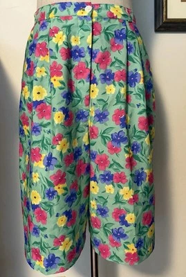 Винтажные женские шорты гаучо с цветочным рисунком средний размер 27x10 карманы с высокой талией, плиссированные - Изображение 1 из 4