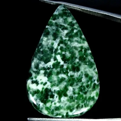 Piedra preciosa cabujón pera jade punto verde 100 % natural 32,90 quilates 22X35X5 mm Foto 1 de 4