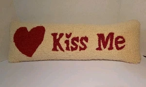 Chandler 4 ECKEN Laura Megroz "Kiss Me" Wollkissen 23 x 8 Zoll  - Bild 1 von 7