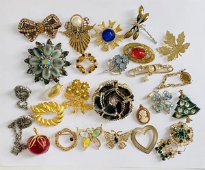 Lot of 25 Vintage Mixed Brooches Rhinestones MOST UNBRANDED. Gold/Silver Tone - Picture 1 of 5