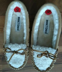 MINNETONKA Talla 7M Allie Bereber Enchufe Trampero Mocasín Interior Exterior Zapatillas NUEVO - Imagen 1 de 3