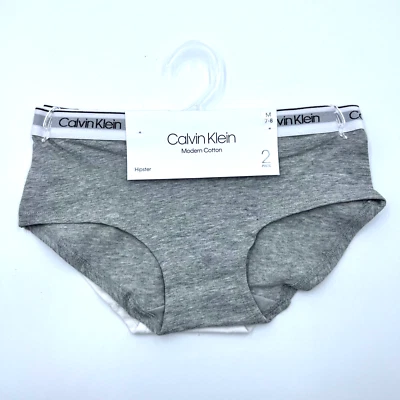 Pack de 2 bragas hipster Calvin Klein para niñas talla mediana blancas grises con logotipo cintura Foto 1 de 4