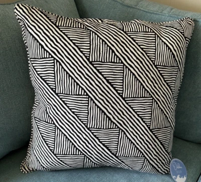 Almohada exterior con patrón de rayas negras/blancas - 20" x 20" nueva con etiquetas Foto 1 de 3