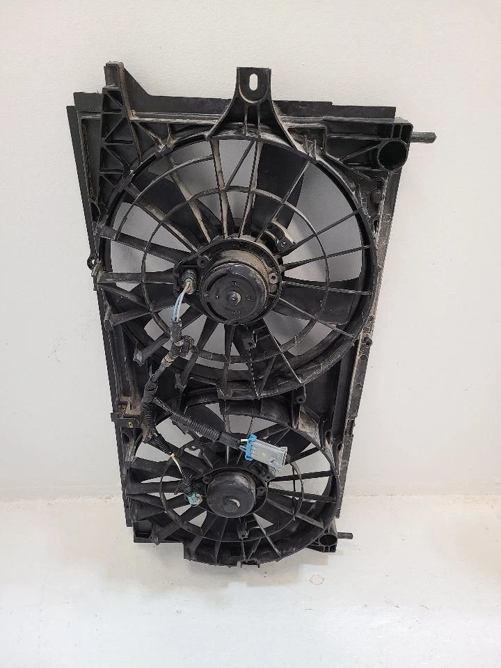 2002-2005 BUICK CENTURY Radiator Fan Motor Fan Assembly 12494783 - Image 1 of 4