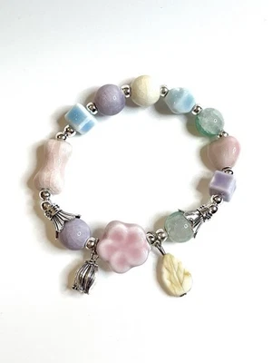 粉红色花朵手链粉彩蓝色紫色绿色陶瓷珠银色弹力 — 第 1/4 张图片