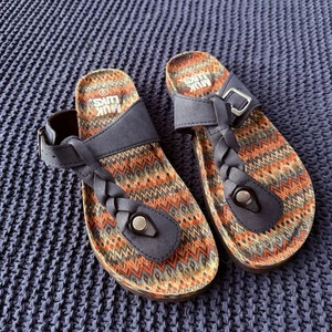 Muk Luks Marsha Terra Turf Damen-Riemensandalen Größe 9 geflochtenes Wildleder Flip-Flops - Bild 1 von 4