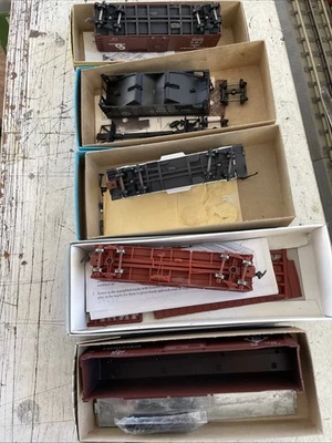 5 HO Scale Train Cars In Partial Modeled. All Parts Included - New old Stock. - Image 1 of 2