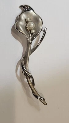 Spilla Con Perle Di Fiori Di Calla A Stelo Lungo In Argento Opaco E Lucido - Immagine 1 di 4