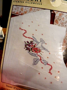 Bucilla 2003 estampada para fundas de almohada bordadas "Palomas" - Imagen 1 de 10