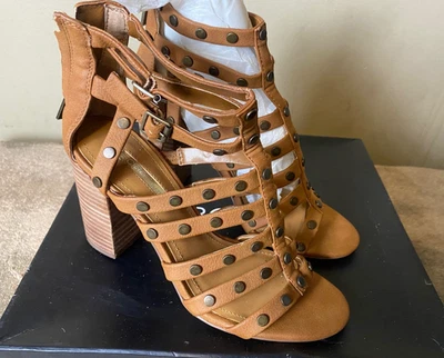 BCBGeneration Camel Tumbled Nubuck P ESTILO: BG-CHASTA Tamanho 6 M Ret.$119 com Caixa - Imagem 1 de 4