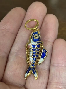 Vintage Cloisonné Emaille Gelenk Koi Fisch Charm Anhänger - Bild 1 von 4
