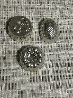 Vintage Refrigerator Magnets Arjon 1977 Bundt Cake Mold  2” Silver Set of 3 Foto 1 de 2