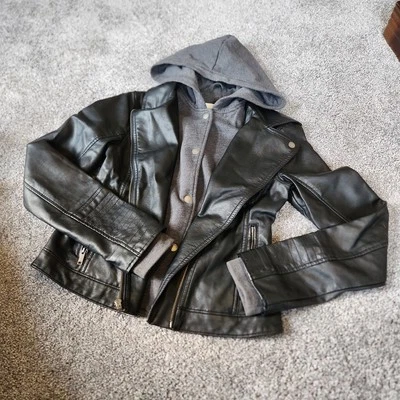 Hollister~Jaqueta de Moto com Capuz de Couro Sintético~Preto/Cinza~Tamanho Pequeno~Nova Sem etiquetas - Imagem 1 de 4
