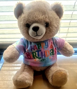 Neu mit Etikett! 13 Zoll HAPPY BIRTHDAY Stofftier Plüsch Beige Bär mit Batik T-Shirt - Bild 1 von 8