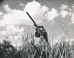 CHASSEUR c. 1950 - Chasseur prêt à Tirer au Fusil USA - GF 220 - Picture 1 of 2