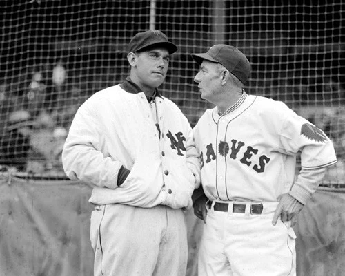 Foto de los Gigantes de Nueva York Bill Terry y los Bravos de Boston Bill McKechnie 16 de abril de 1935 Foto 1 de 1