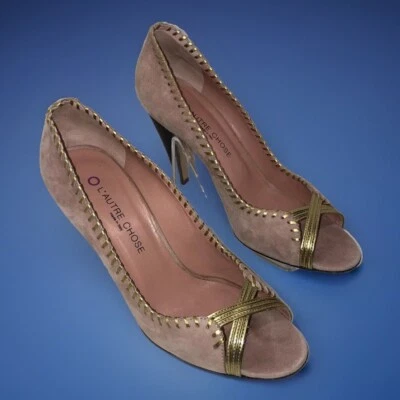 Salto L'Autre Chose feminino empoeirado acabamento em ouro rosa biqueira aberta couro camurça - Imagem 1 de 4