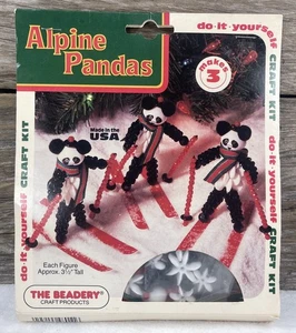 Vintage The Beadery Alpine Pandas Kit Ultra Raro NOS 3 Panda con Perline 1989 Natale - Foto 1 di 10
