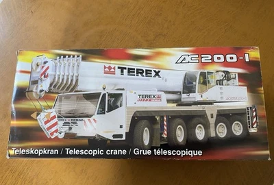 NZG- TEREX-DEMAG- Grue Télescopique AC 200-1 Avec Les Gants -En Boîte D’origine. - Photo 1/4