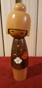Vintage JAPANESE Wooden Kokeshi Doll Red / White Flowers signed - Picture 1 of 5