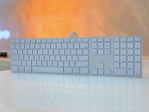 * White Slim Apple Keyboard US English Genuine Apple ** - Picture 1 of 4
