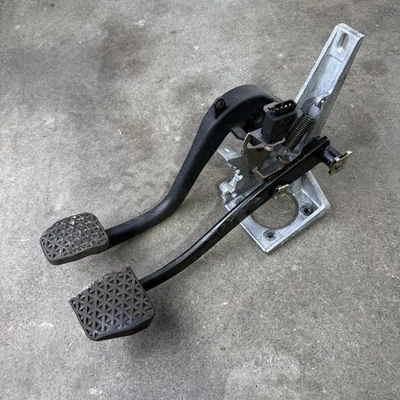 OEM BMW E36 E46 Manual Pedal Box Assembly Brake Clutch 35.31-1163870 - Image 1 of 4