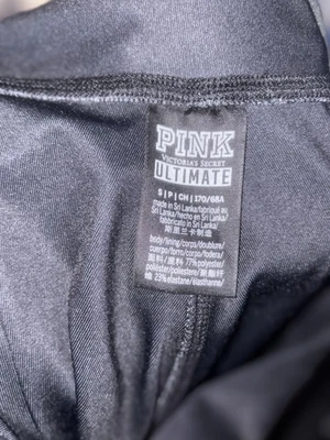Leggings Ultimate PINK de Victoria's Secret con rosas negras talla pequeña Foto 1 de 4
