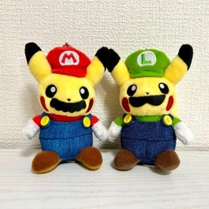 Pokemon Center Original Mario Luigi Pikachu Llavero Peluche Mascota Limitado Nuevo - Imagen 1 de 12